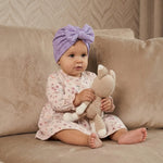 baby in gebloemd jurkjeLila baby mutsje van broderie stretch katoen 