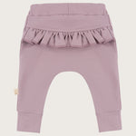 Lila kleurig baby broekje mer ruffles op de achterkant 
