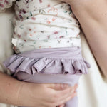 Lila kleurig baby meisjes broekje met ruffle aan de achterkant 