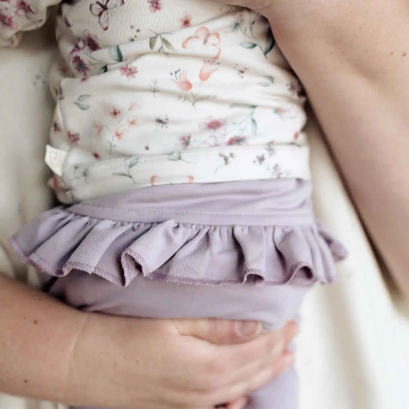 Lila kleurig baby meisjes broekje met ruffle aan de achterkant 