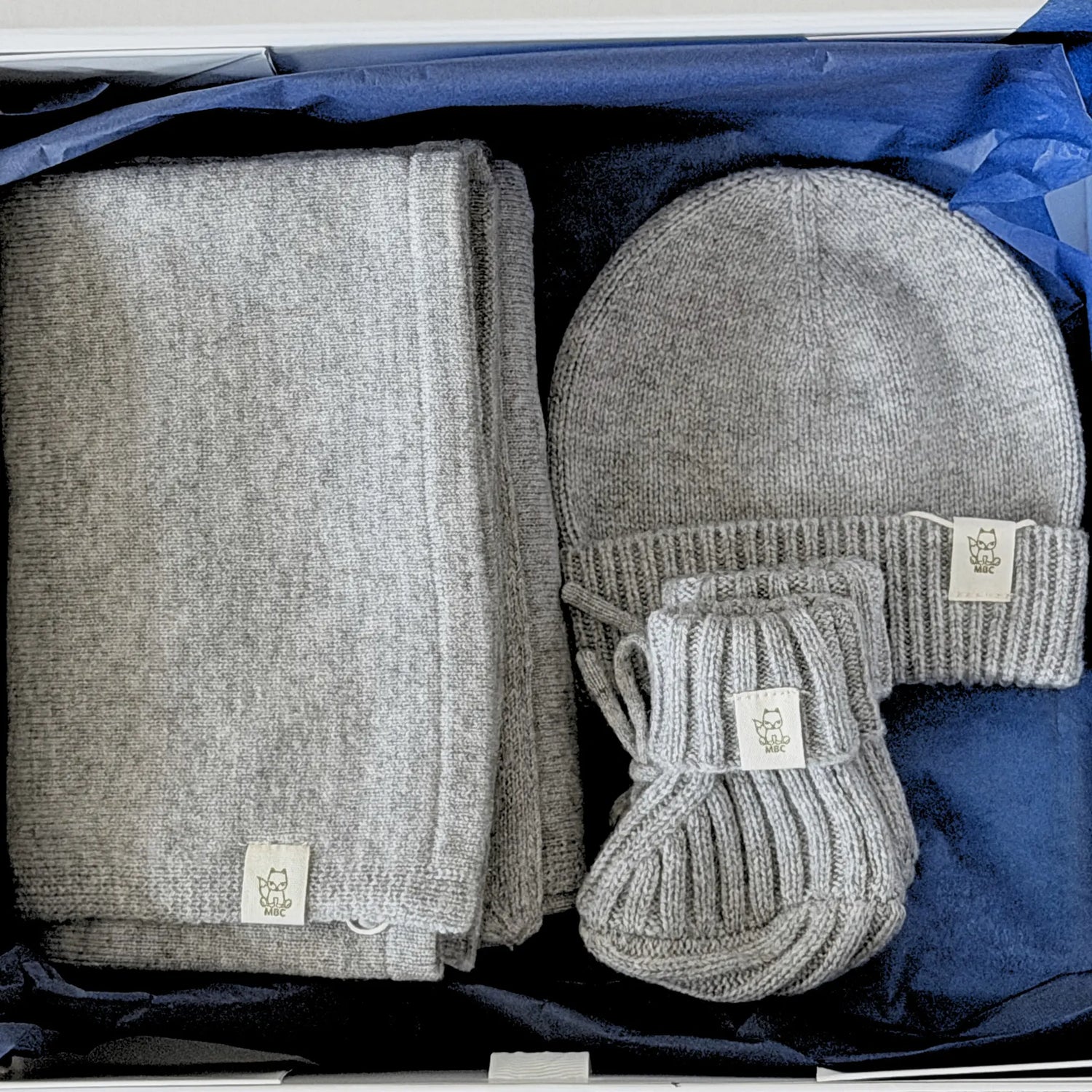 Newborn giftset bestaande uit wikkeldeken, muts en slofjes van grijze merinowol en cashmere blend in luxe bewaardoos