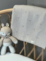 Rotan wieg met knuffeltje en wasbare merinowollen deken in Beige 
