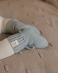 Bild in Galerie-Betrachter laden, Babyschuhe aus Merinowolle in Salbeigrün – weich, warm und atmungsaktiv

