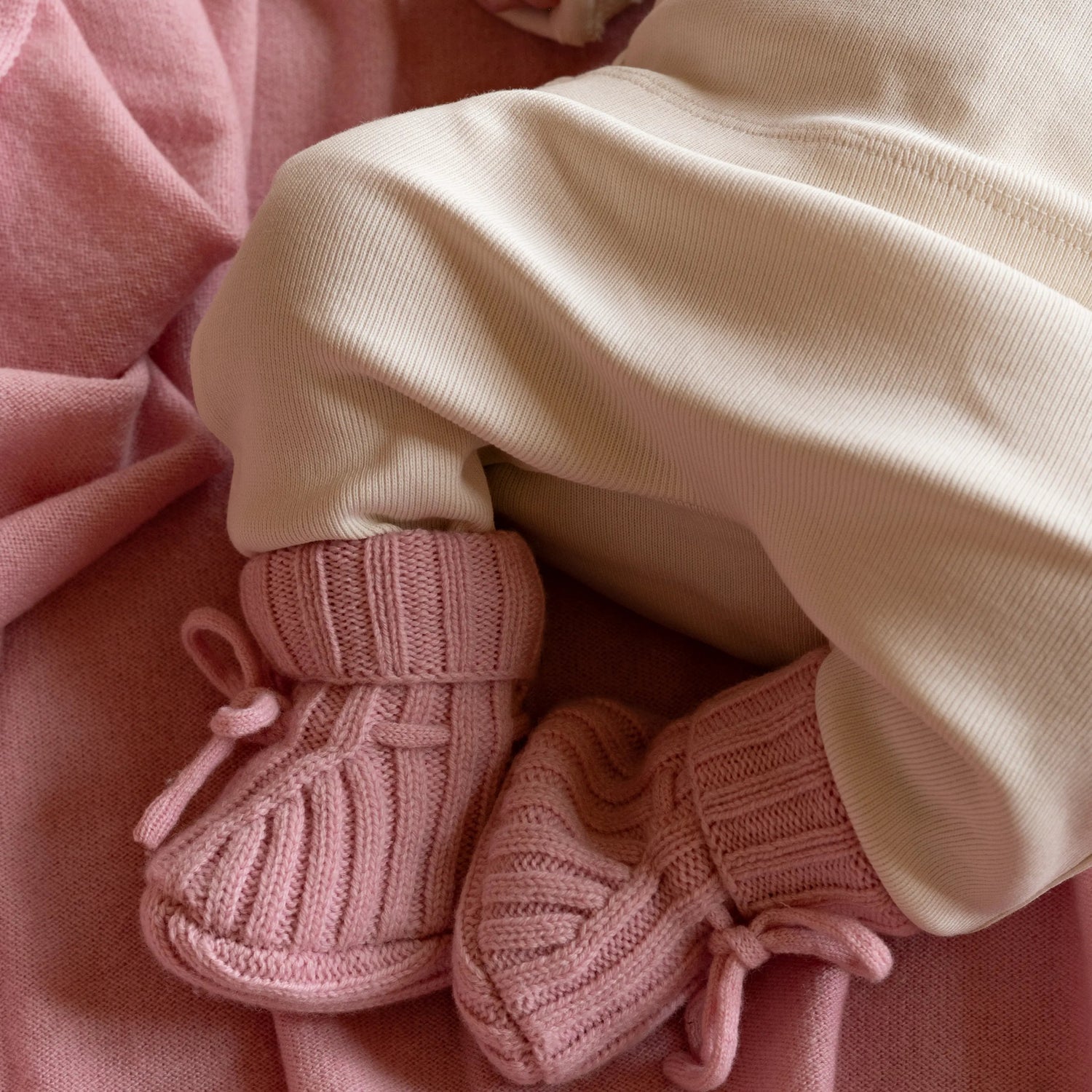 Merinowol en cashmere baby slofjes roze