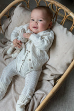 baby in merinowol en cashmere outfit in cream kleur 