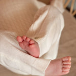 baby voetjes in Merinowollen boxpakje cream Moalie logo