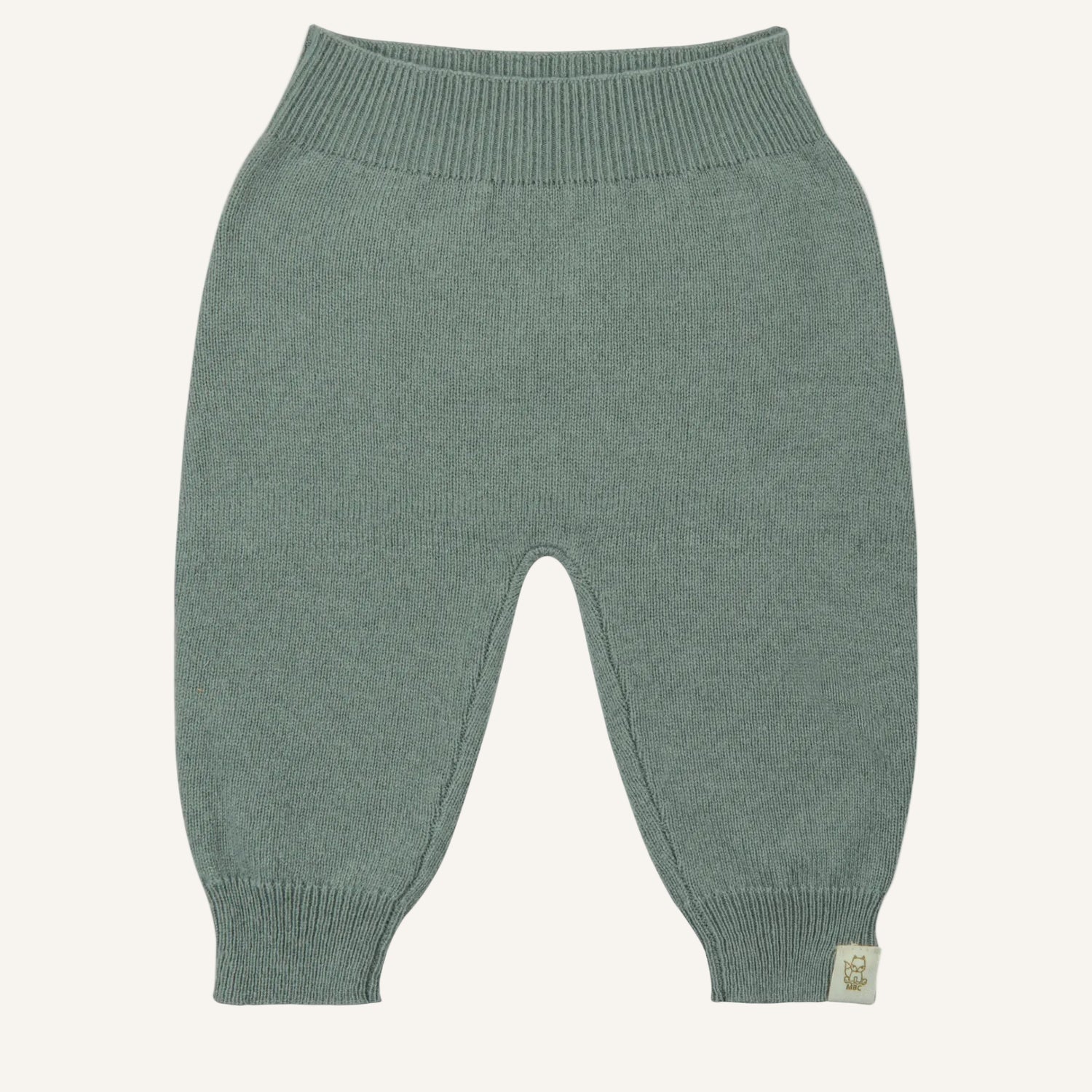 productfoto van baby broekje gemaakt van merinowol en cashmere in sage groene kleur