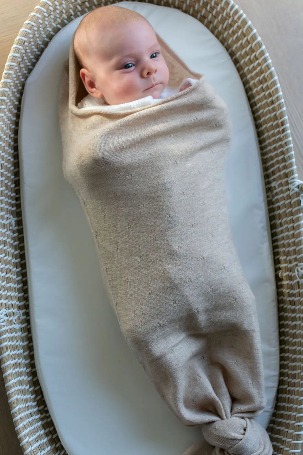 baby in Merinowool baby cocoon beige 