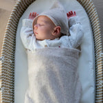 slapende baby in Moalie 3 in 1 deken Sand van merinowol en cashmere 