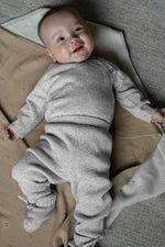 baby in Moalie baby outfit merinowol en cashmere Sand 