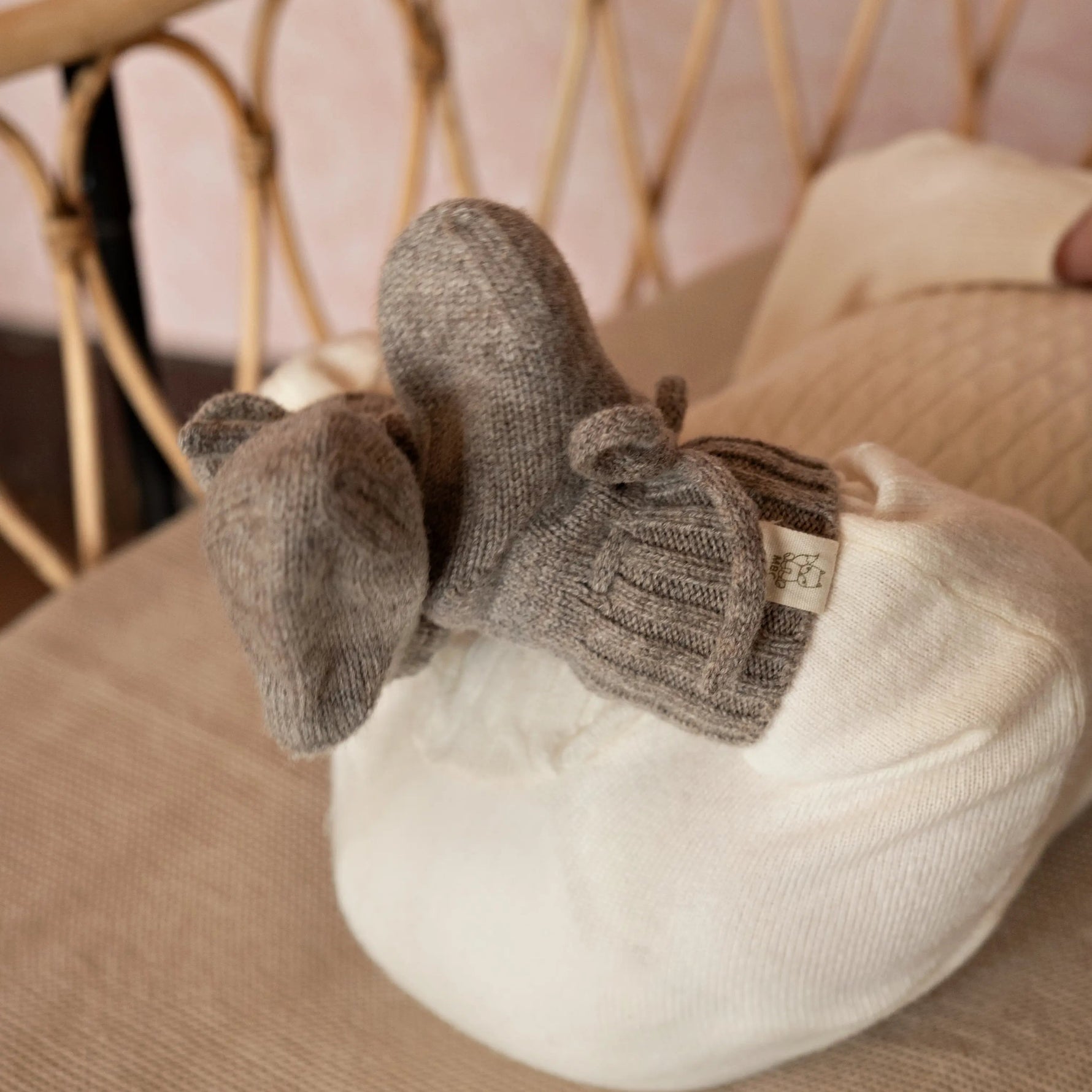 Moalie wollen slofjes Rice Flower aan baby voetjes 