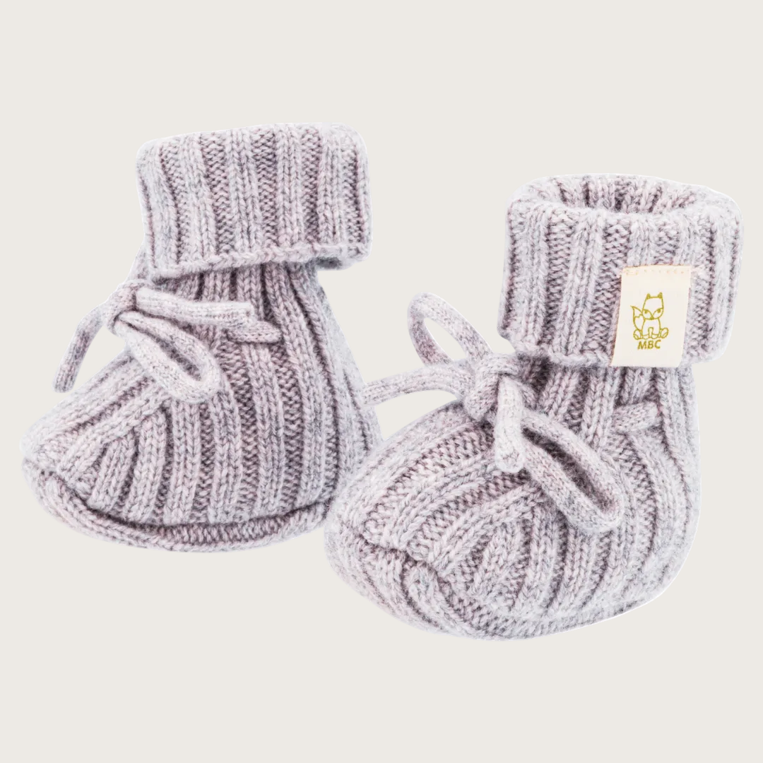 Licht grijze  newborn slofjes van merinowol en cashmere 