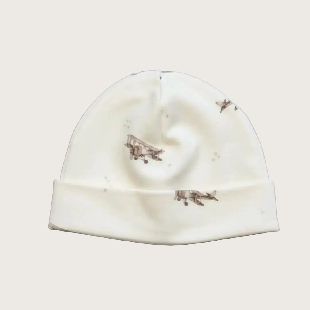 Product foro van katoenen newborn mutsje met vintage vliegtuig print.