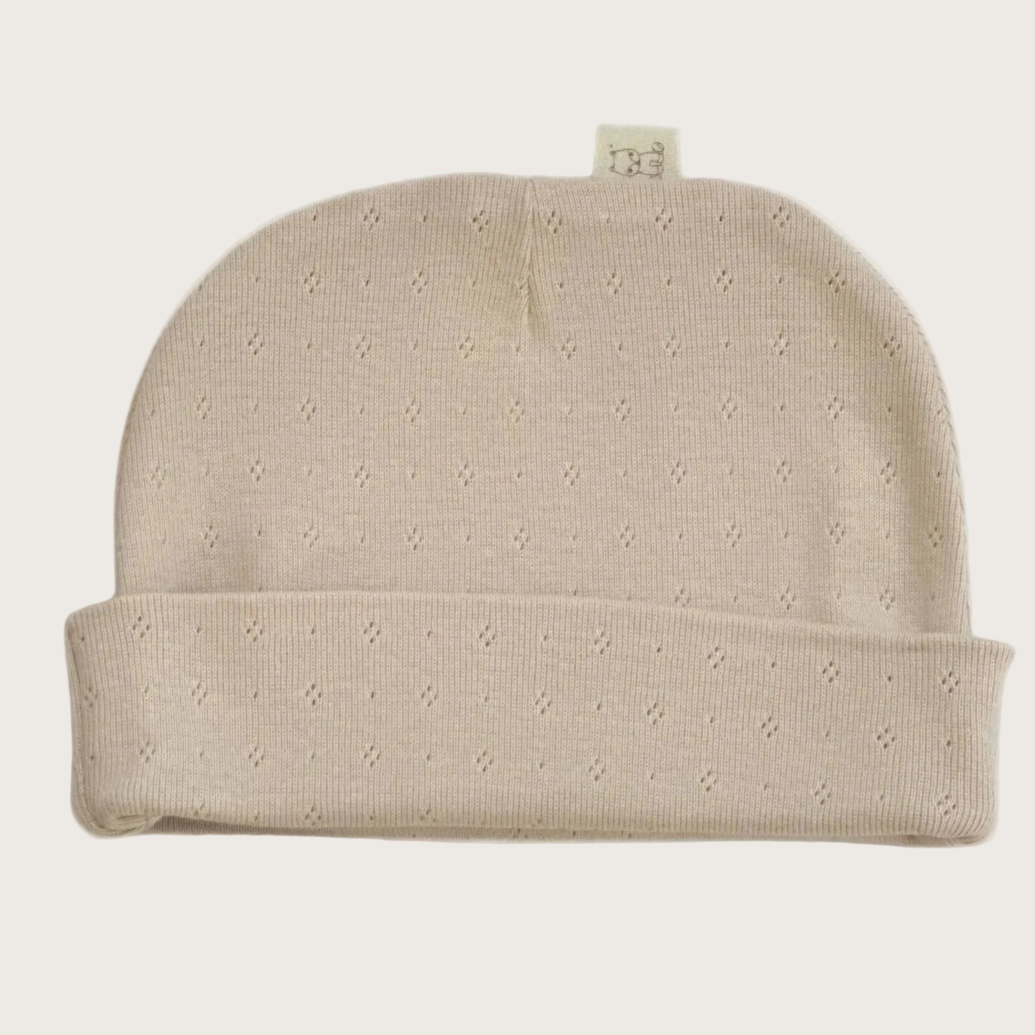 Newborn mutsje van beige pointelle katoen