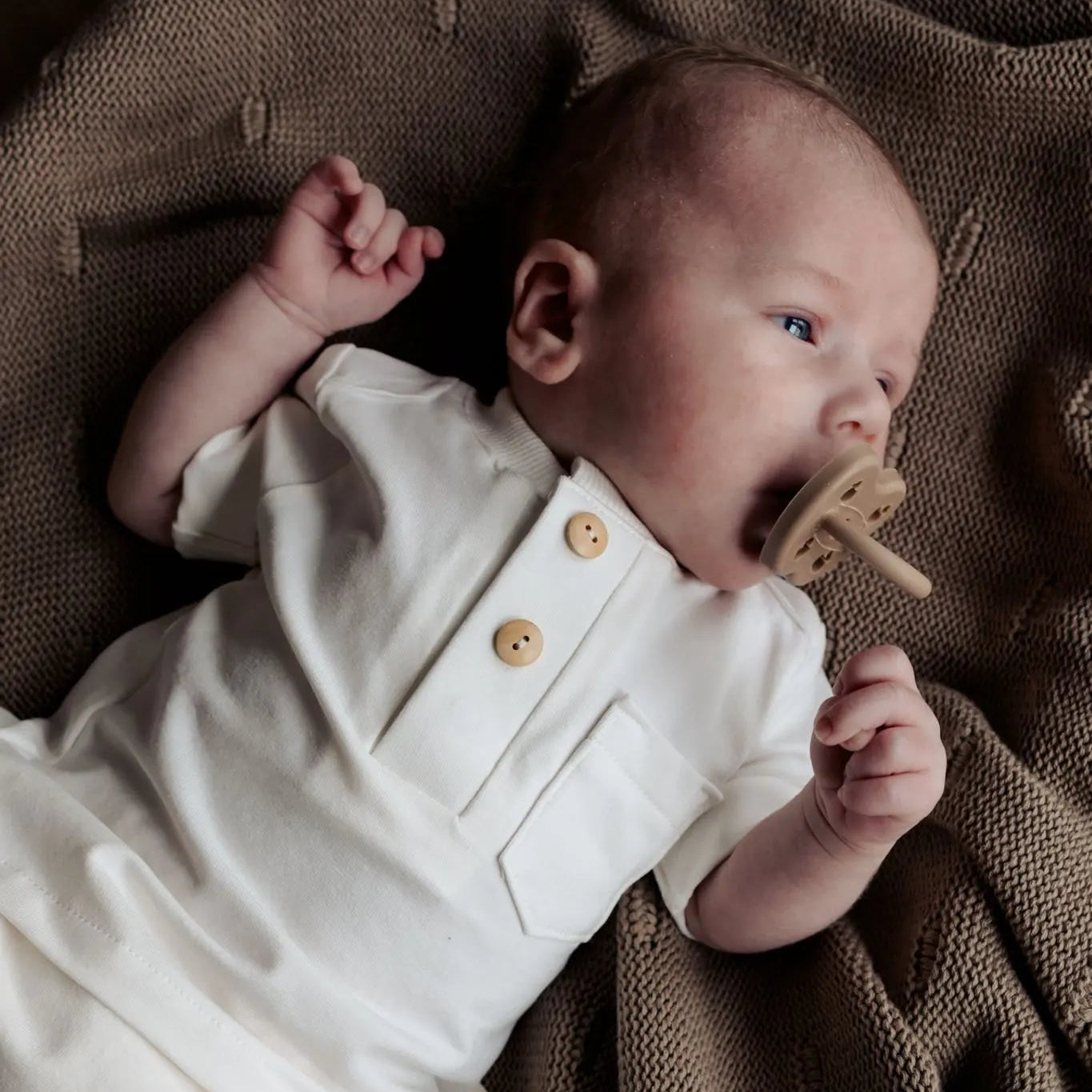 Pasgeboren baby in handgemaakt T-Shirt Miles off white van Moalie – zachte jersey met houten knoopjes