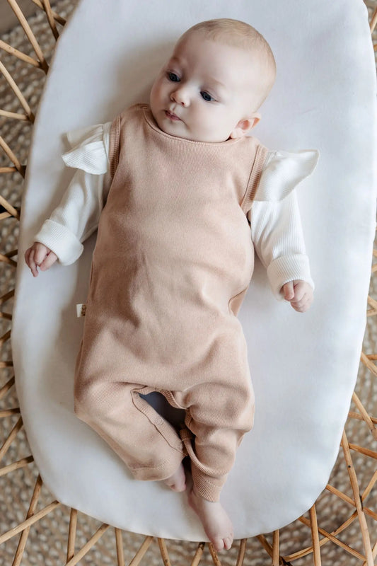 Baby im Sommer-Overall aus altrosa Bio-Baumwolle