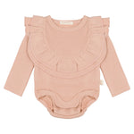 Oudroze baby romper met lange mouwen en dubbele ruffles, gemaakt van biologisch katoen – maat 56 t/m 86, van Moalie