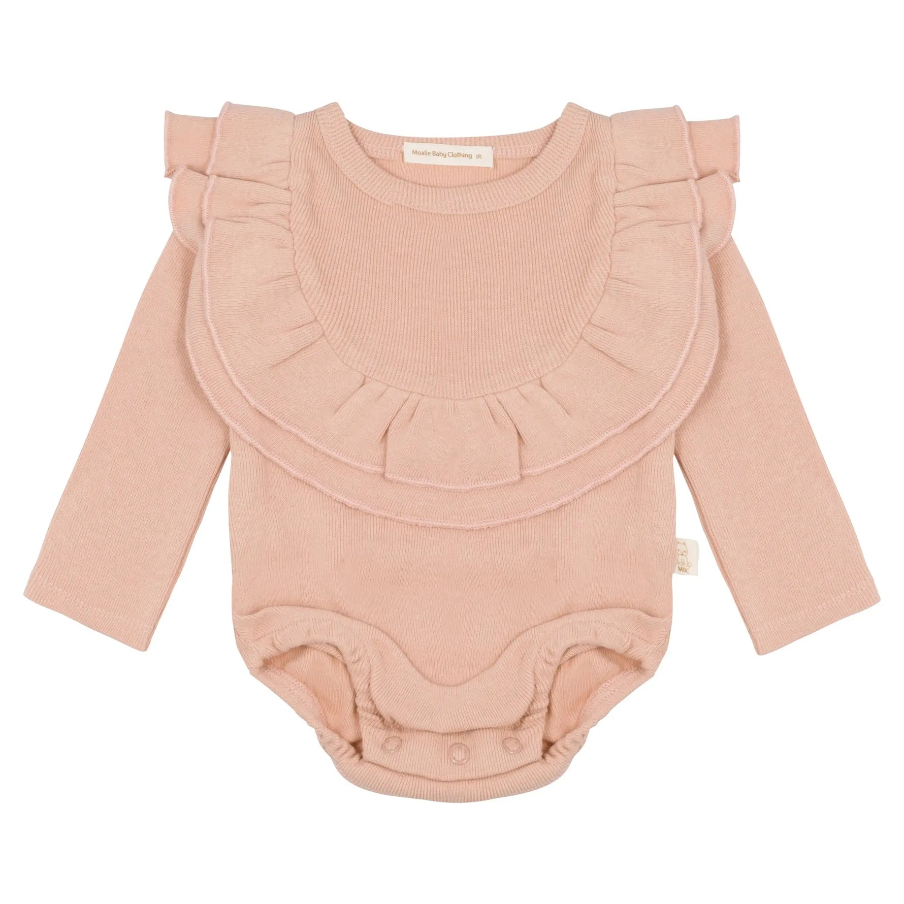 Oudroze baby romper met lange mouwen en dubbele ruffles, gemaakt van biologisch katoen – maat 56 t/m 86, van Moalie