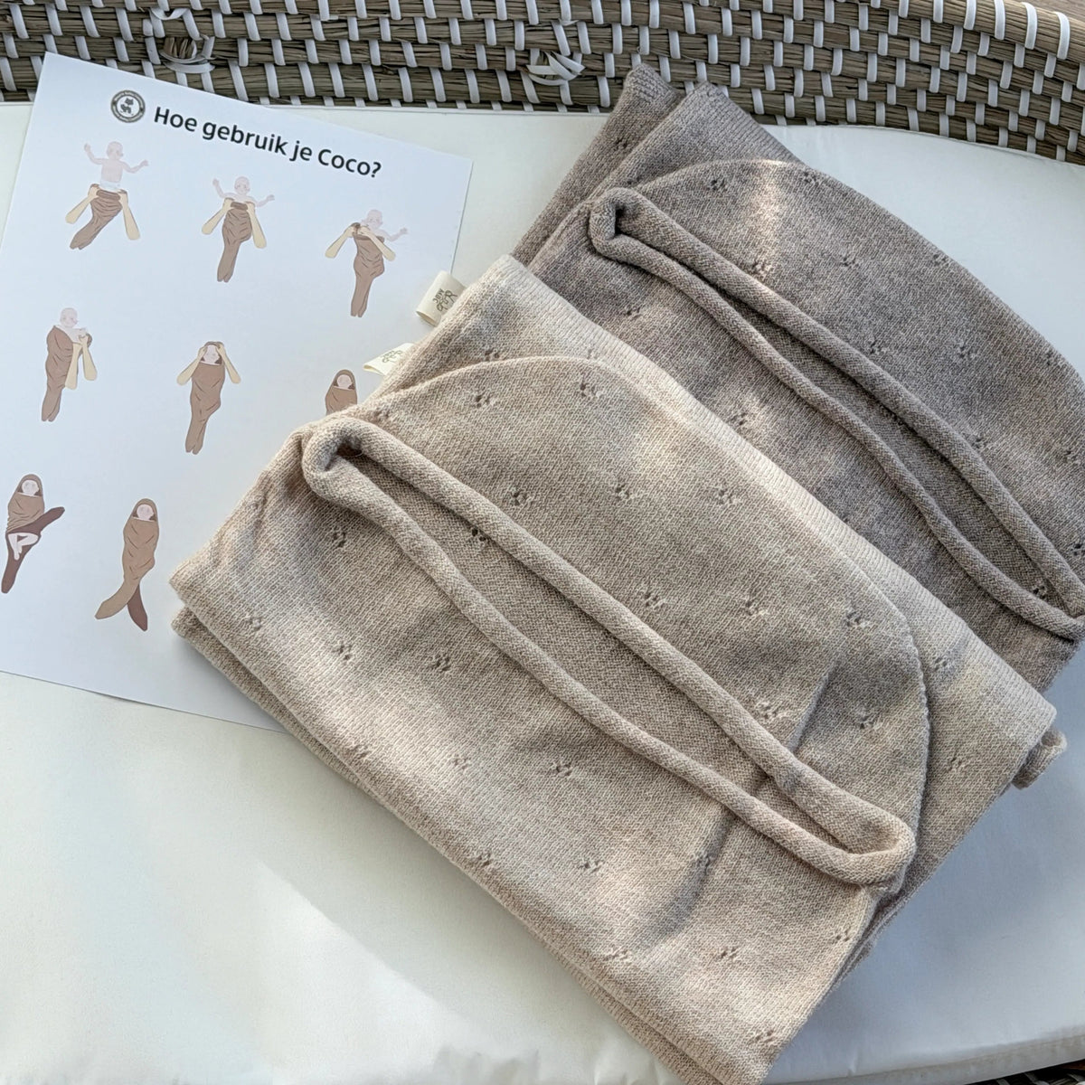 Pointelle gebreide babycocoons van merinowol in bige en camel kleur. Met gebruiksaanwijzing.