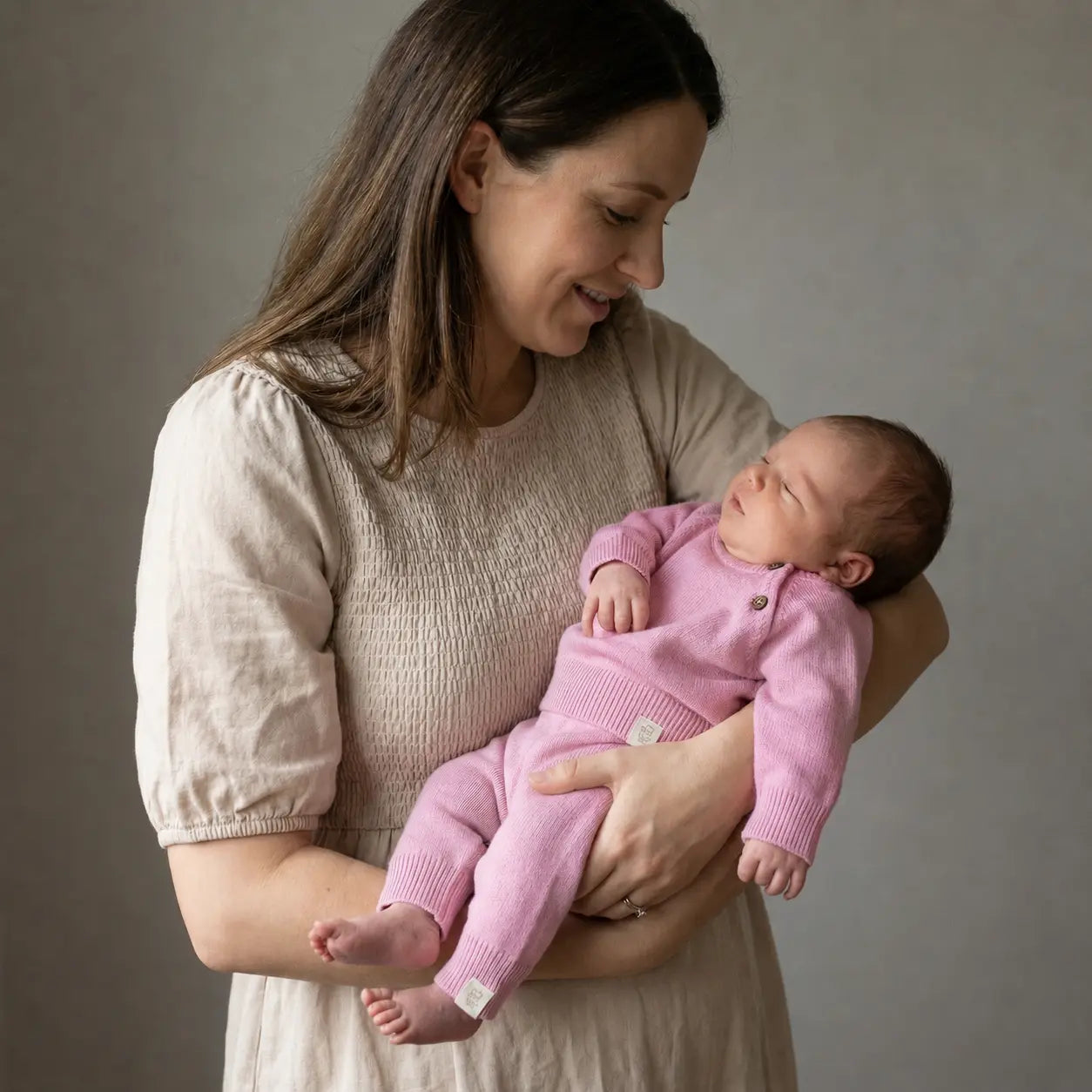 Roze gebreid babypakje van merinowol en cashmere 
