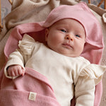 baby in Roze omslagdoek en wiegdeken van merinowol en cashmere 