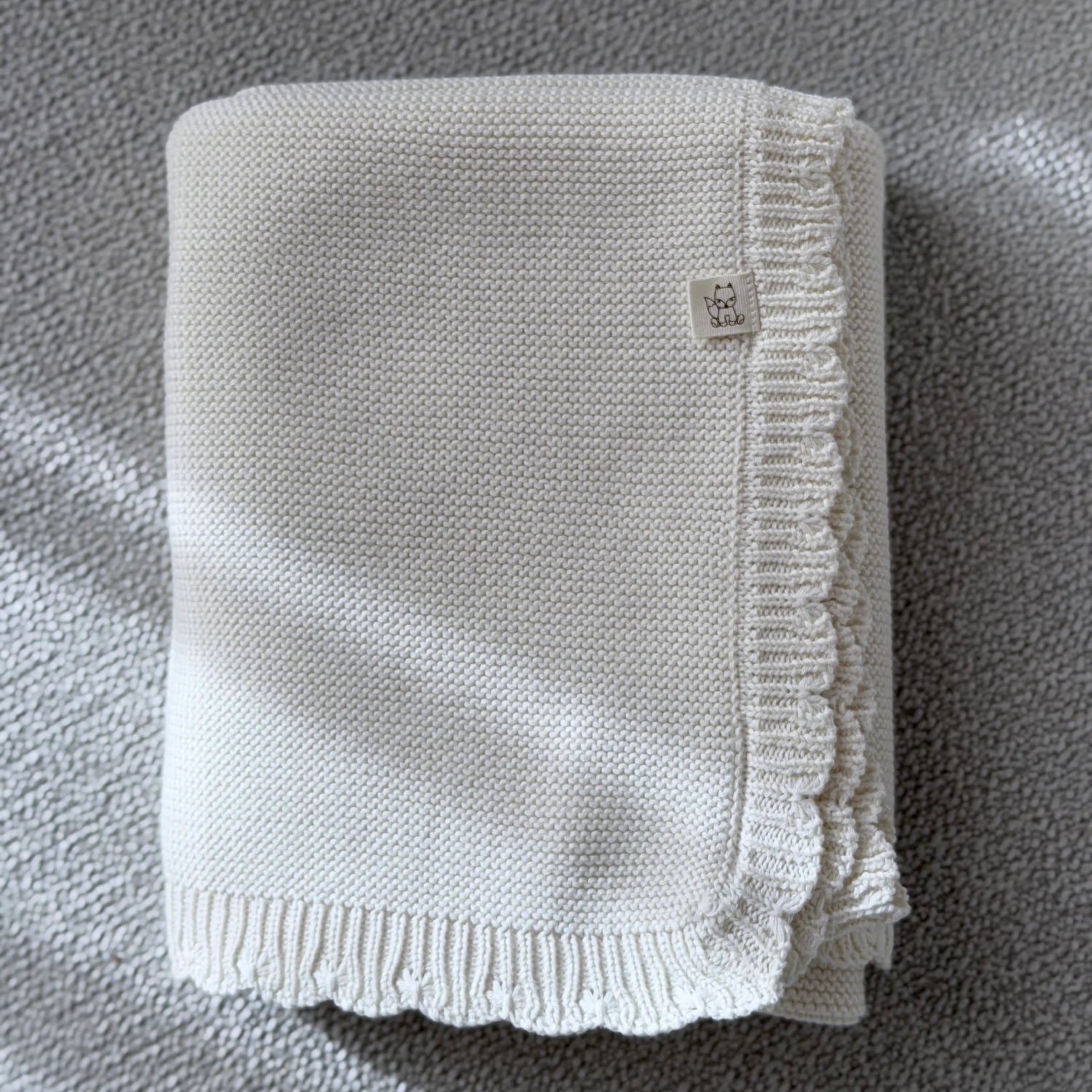 baby deken met geschulpte rand in off white 