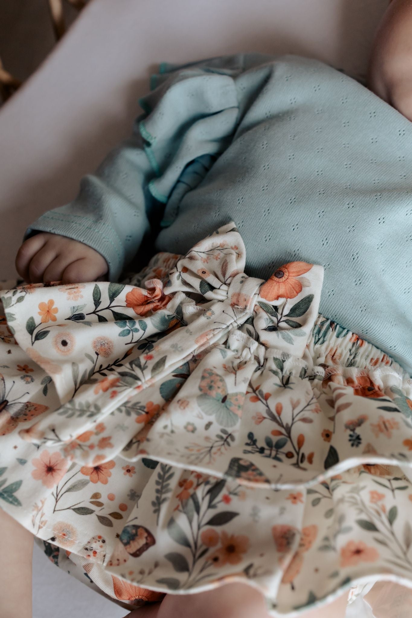 Strik detail op gebloemde bloomers 