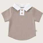 Taupe kleurig baby polo shirtje met linnen kraagje 