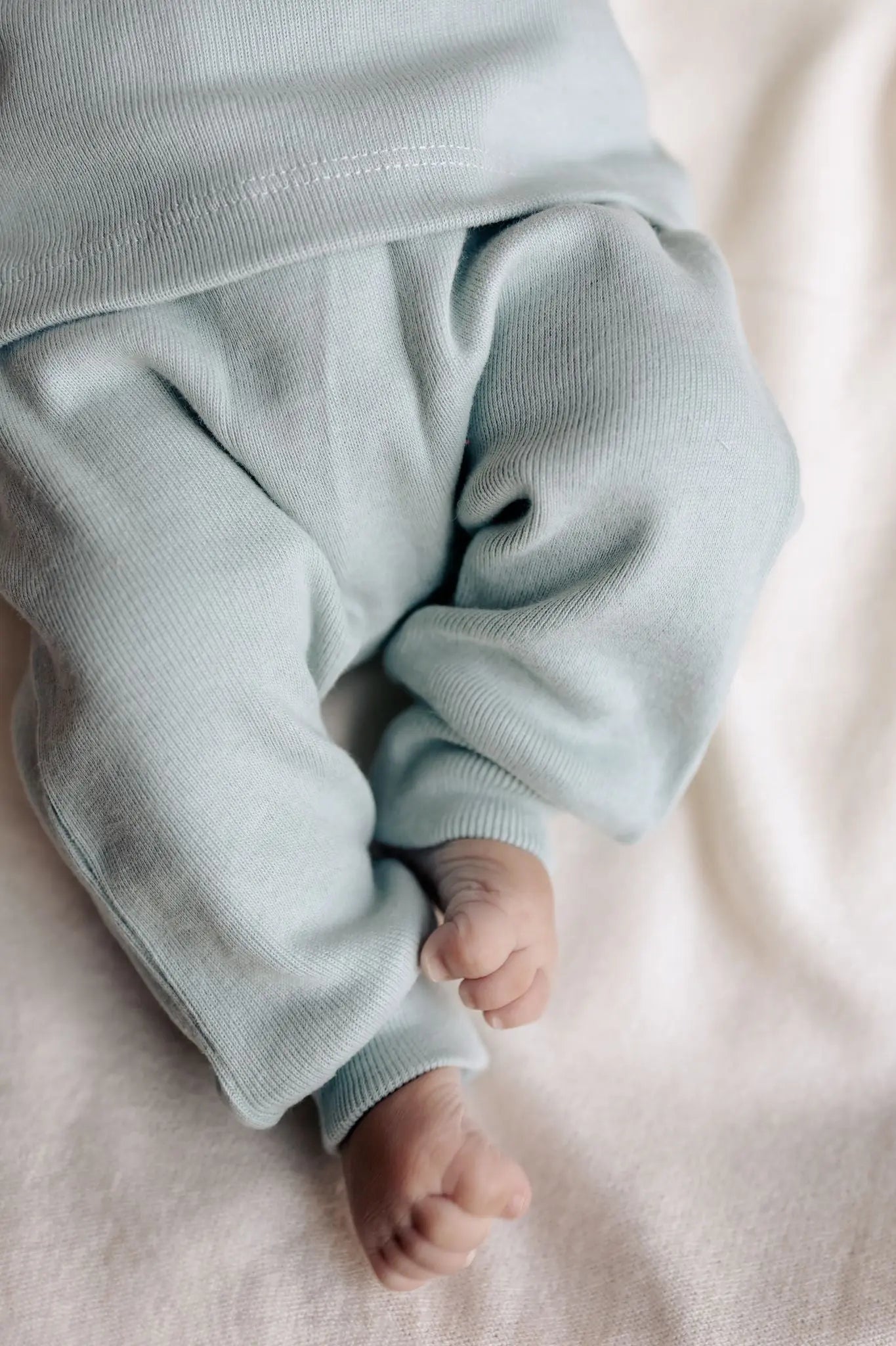 Baby Schlafanzug aus weicher Baumwolle in mintgrün