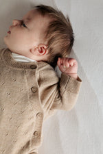 baby in beige boxpakje van merinowol met pointelle motief