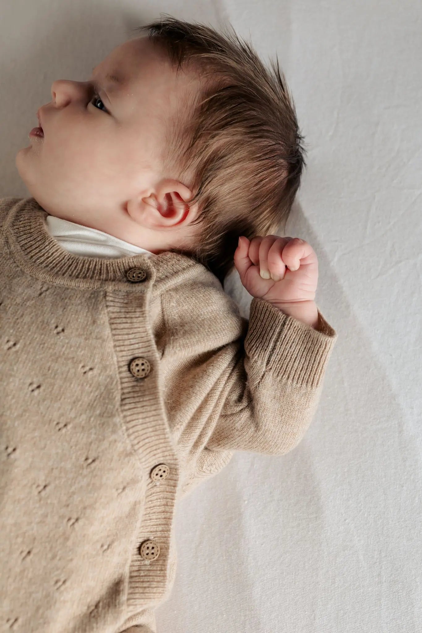 baby in beige boxpakje van merinowol met pointelle motief