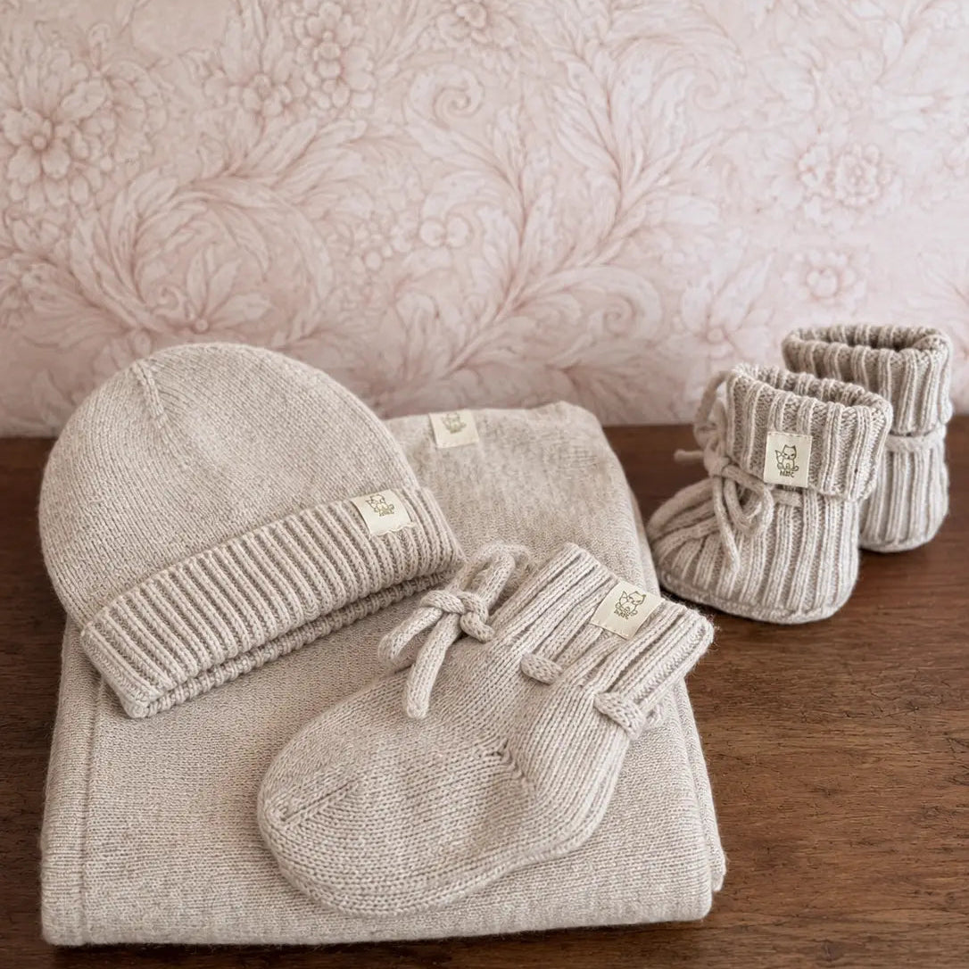 Wollen newborn set Sand  op houten tafel 
