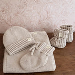 Wollen newborn set Sand  op houten tafel 