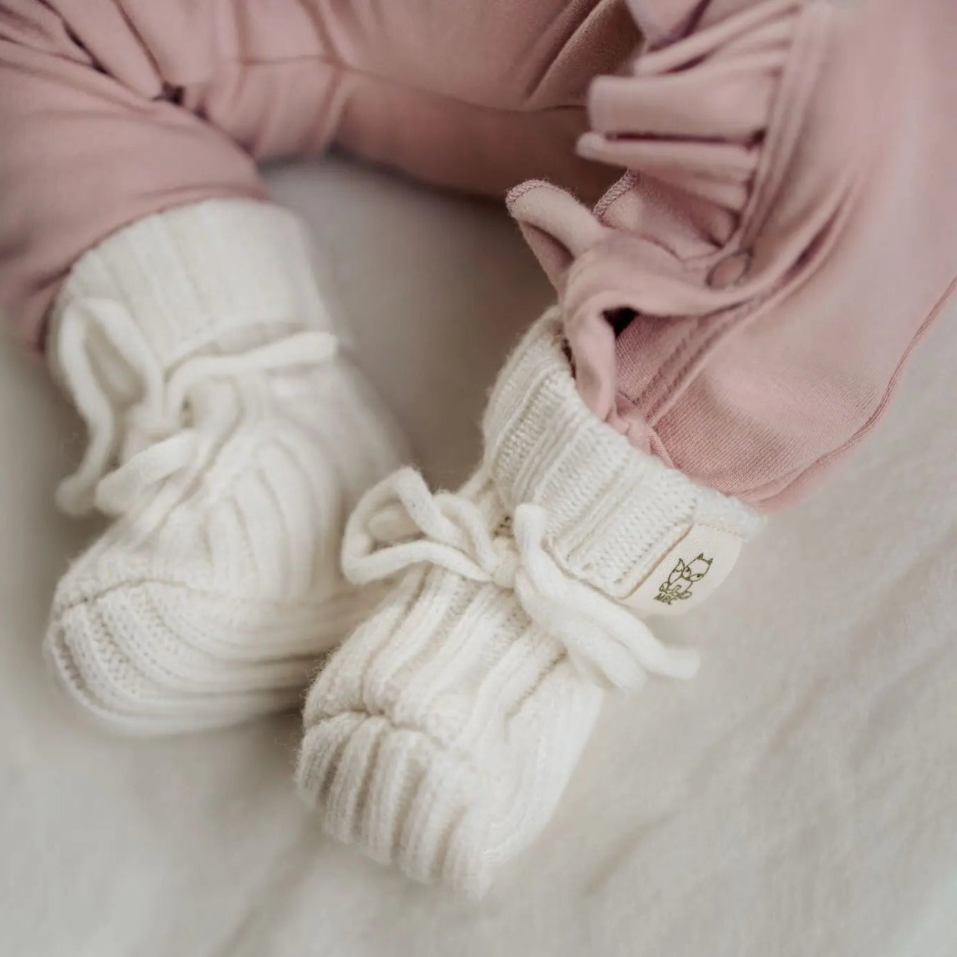 Creme kleurige newborn slofjes van merinowol en cashmere 