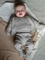 Zacht grijze merinowol en cashmere baby outfit 