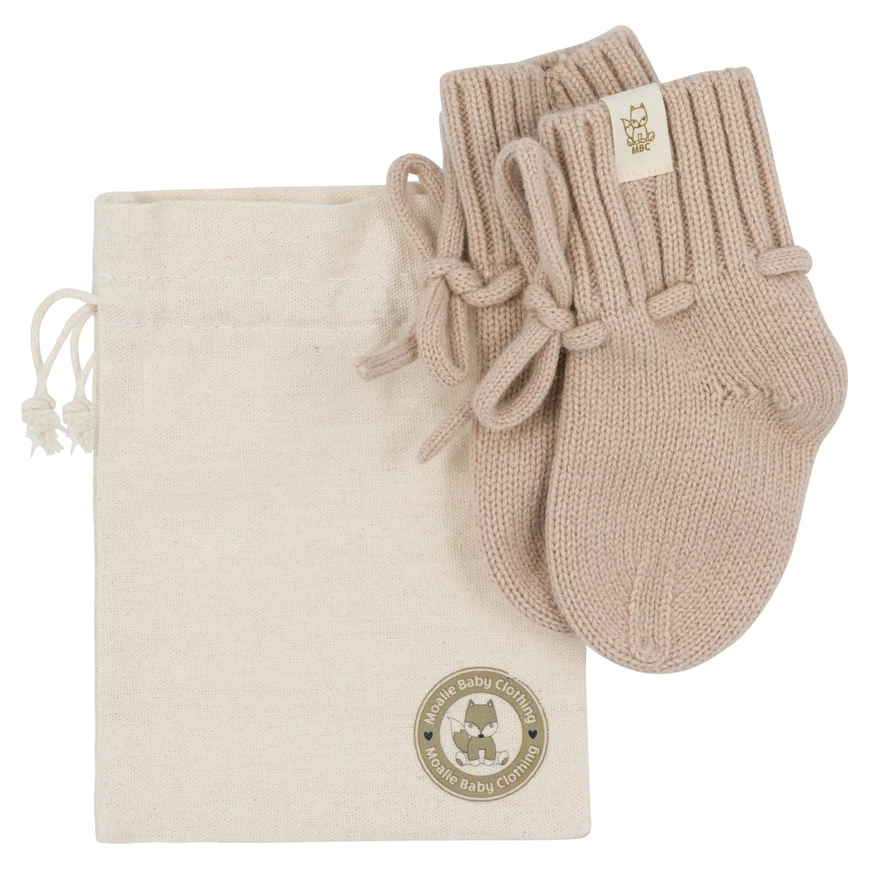 Zachte merinowollen babyslofjes in Latte — blijven zitten dankzij stay-on pasvorm. 90% merino, 10% cashmere. OEKO-TEX. Incl. dustbag.