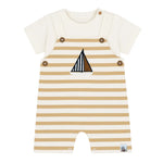 2-delig pakje voor baby’s en peuters, bestaande uit een wit T-shirt en een wit/beige gestreept tuinbroekje met houten knoopjes en zeilboot applicatie. Verkrijgbaar van maat 68 t/m 98/104, met drukknoopjes tussen de beentjes voor de kleinste maten.