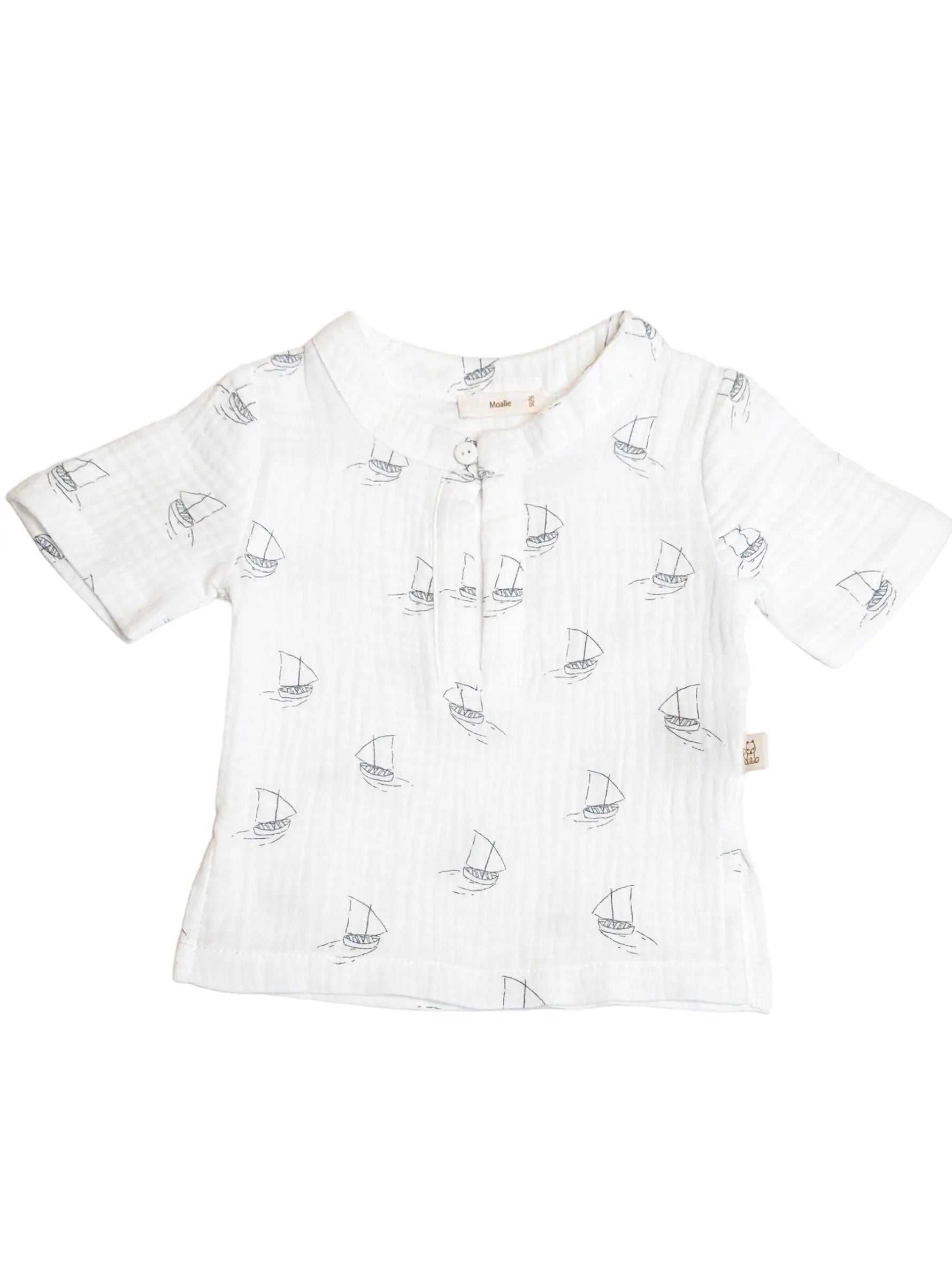 Zomerblouse Boats – luchtig mousseline met zeilbootjes Moalie