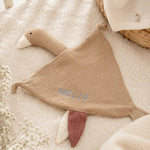 Taupe kleur knuffeldoekje gans met naam borduring