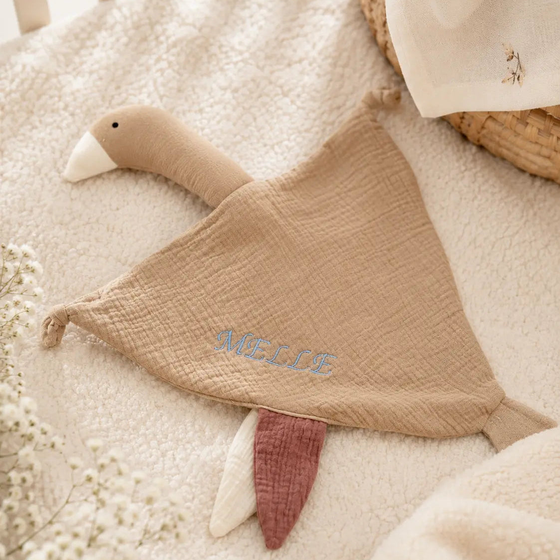 Taupe kleur knuffeldoekje gans met naam borduring