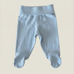 baby broekje met voetjes in licht blauw