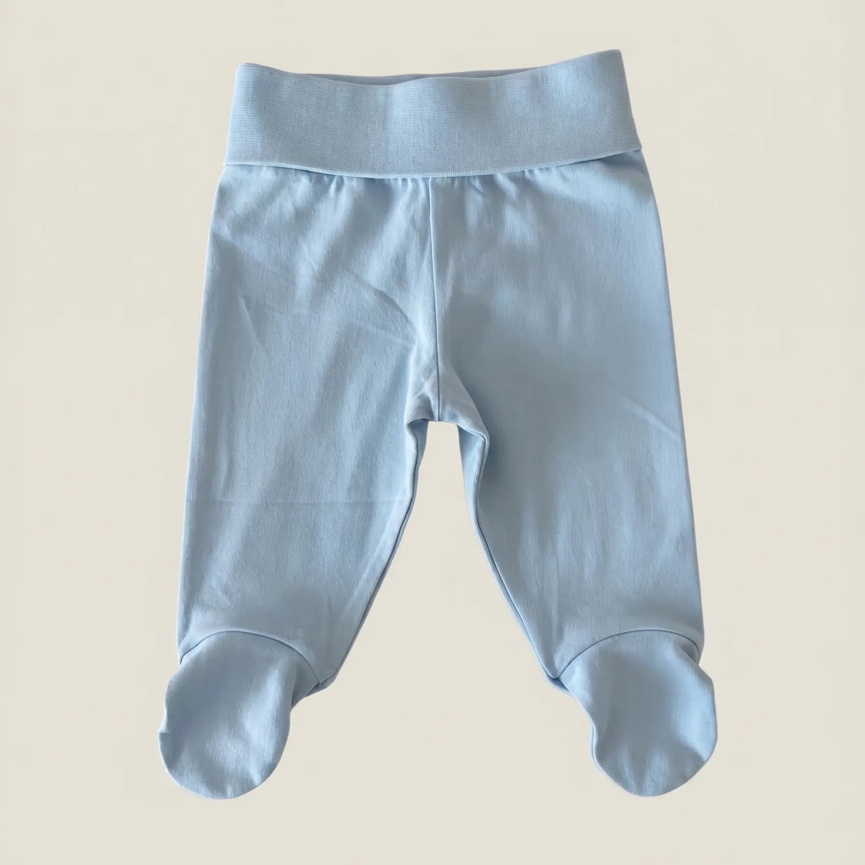 baby broekje met voetjes in licht blauw