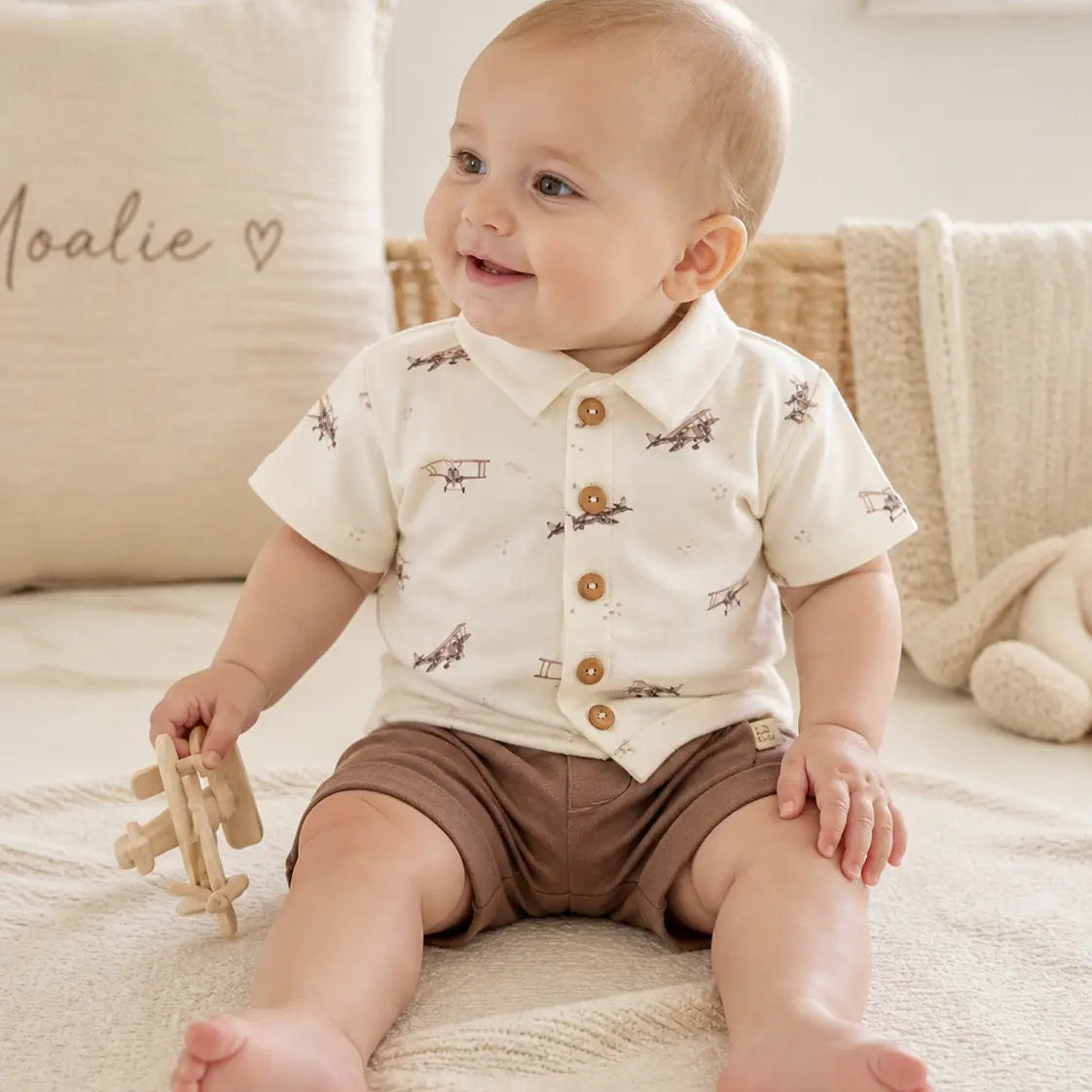 baby in Moalie zomersetje: Vintage Airplane shirt en mokka shortje