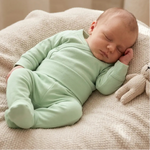 baby in mintgroene outfit van biologisch katoen