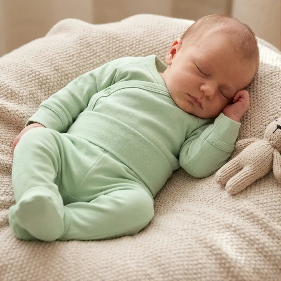 baby in mintgroene outfit van biologisch katoen