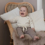 baby outfit wollen creme kleruige trui en french terry taupe kleurige jogger 