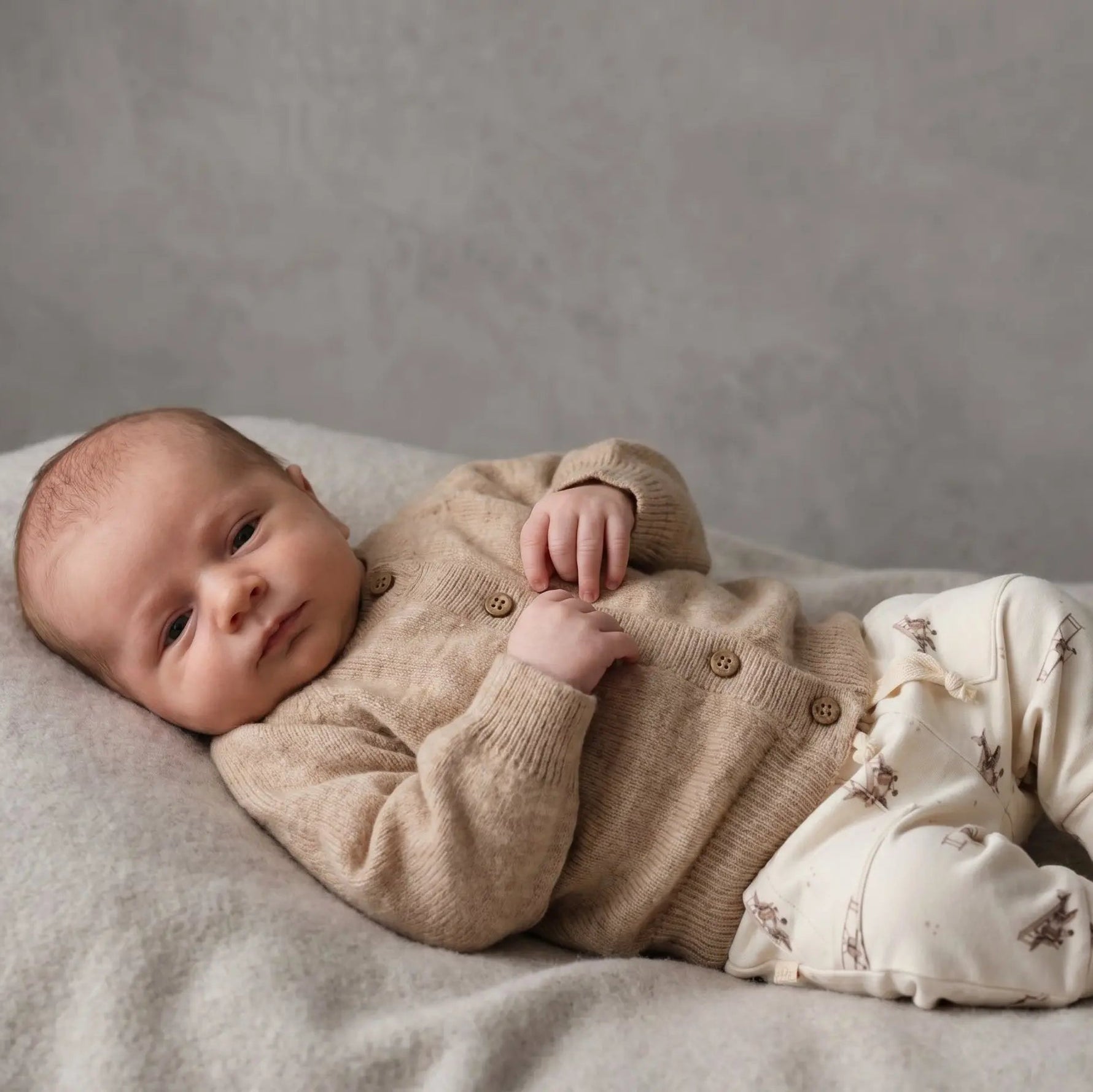 baby in baby vestje merinowol beige en jogger met. vliegtuig print 
