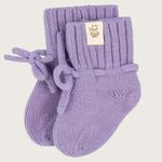 Merinowollen babyslofjes in lila (Lavender) met strikkoordjes, op een witte achtergrond