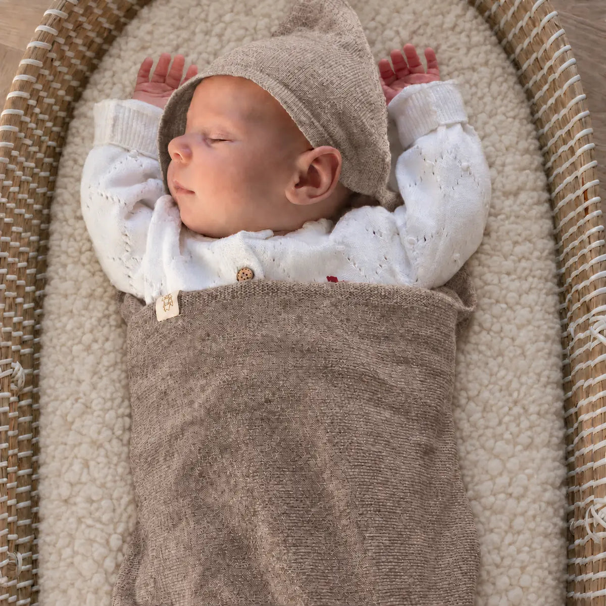 Slapende baby in bruine deken van merinwol en cashmere