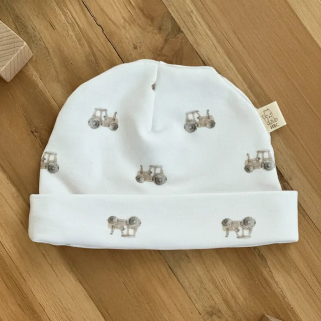 Newborn mutsje tractor print – zacht, stoer en ademend